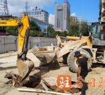 操女人骚B高温下的坚守｜道路建设者用汗水铺就畅通路